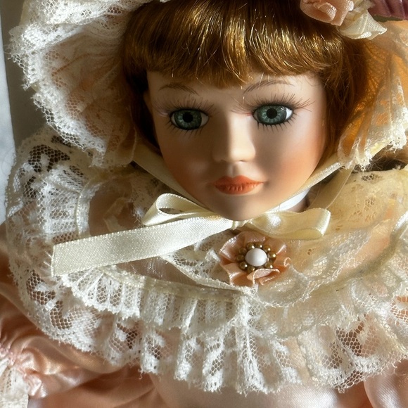 SEYMOURMANN CONNOISSEUR COLLECTION DOLL WITH STAND - Picture 8 of 15